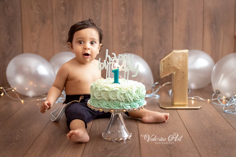 Smash cake photo session at home  in Helsinki, Vantaa, Espoo, Uusimaa.
